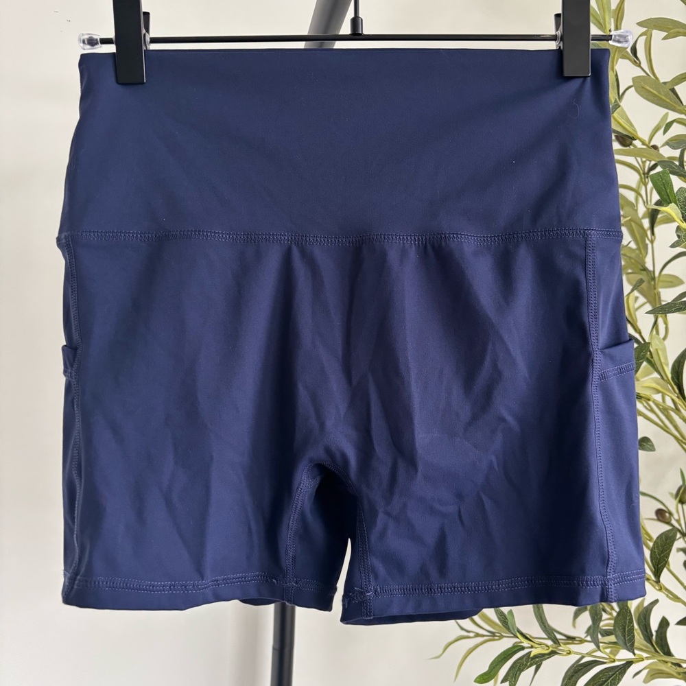 • Athletic Shorts w/ Pockets •